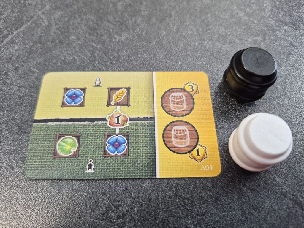Spielfiguren in Form von einem schwarzen und einem weißen Fass stehen neben einer Karte mit Symbolen.