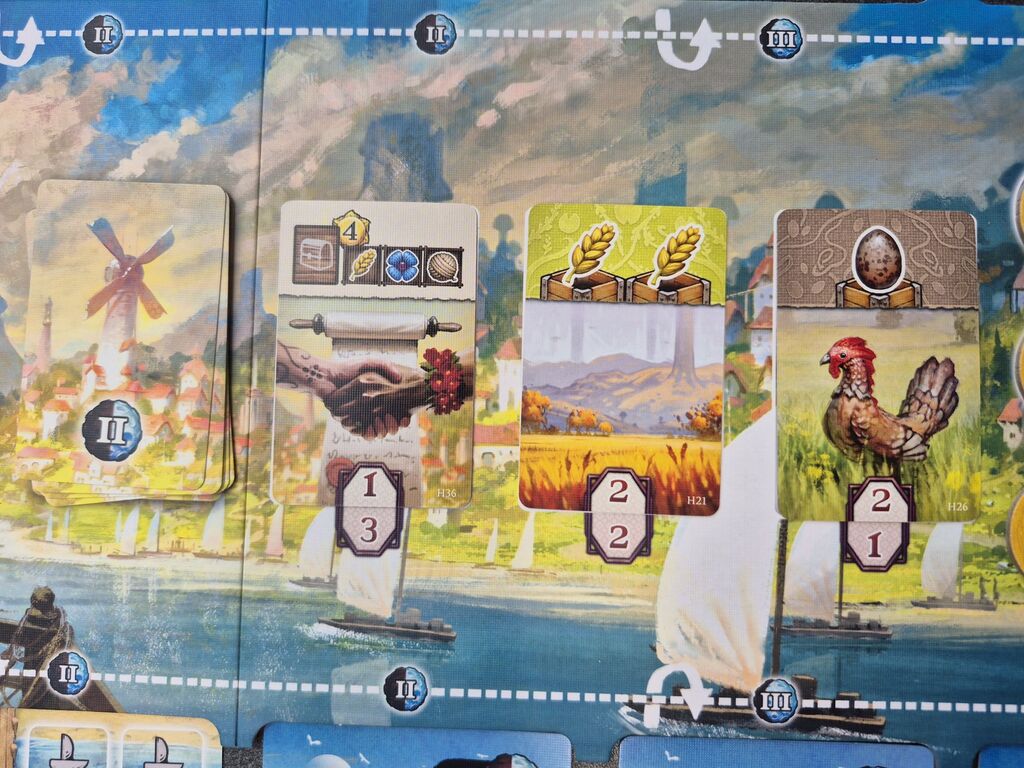 Ein Spielplanausschnitt mit einem Stapel verdeckter Hofkarten, daneben sind drei aufgedeckt.
