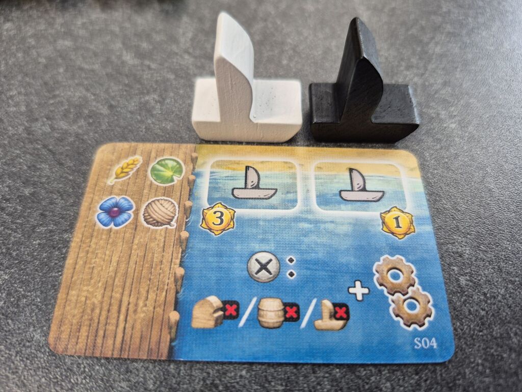 Spielfiguren in Form von einem weißen und einem schwarzen Schiff stehen neben einer Karte mit Symbolen.