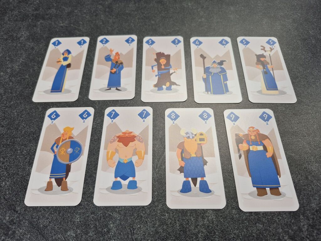 Neun Karten mit den Werten eins bis neun mit Illustrationen von blau gekleideten Personen.