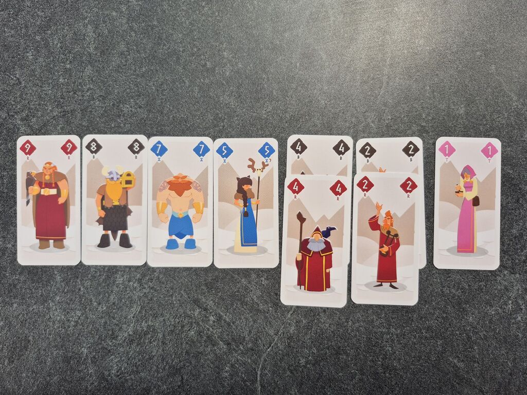 Neun Karten mit verschiedenen Werten und Farben.