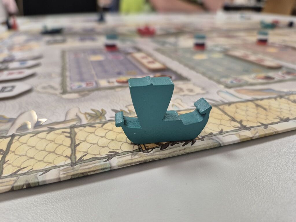 Ein Schiff auf einem Spielplanteil.