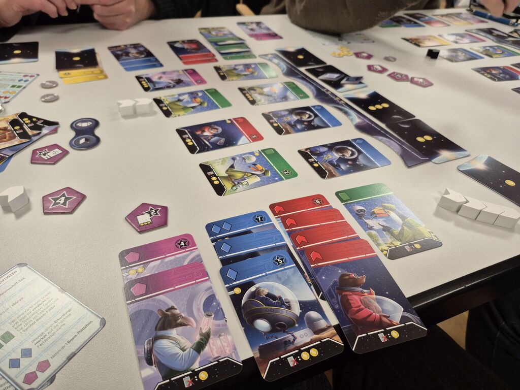 Spielmaterial von "Four Planets".