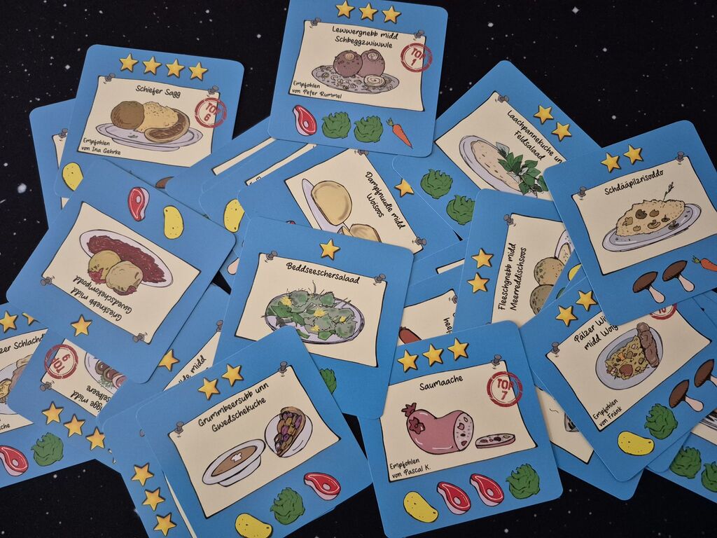 Karten mit Illustrationen von Gerichten, Text und Symbolen aus "Uffbasse!".