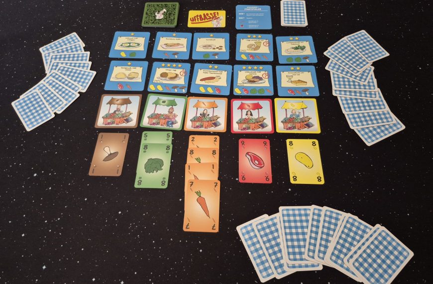 Der Spielaufbau von "Uffbasse!" mit vielen Karten.