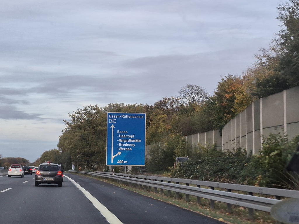 Ein blaues Autobahnschild.