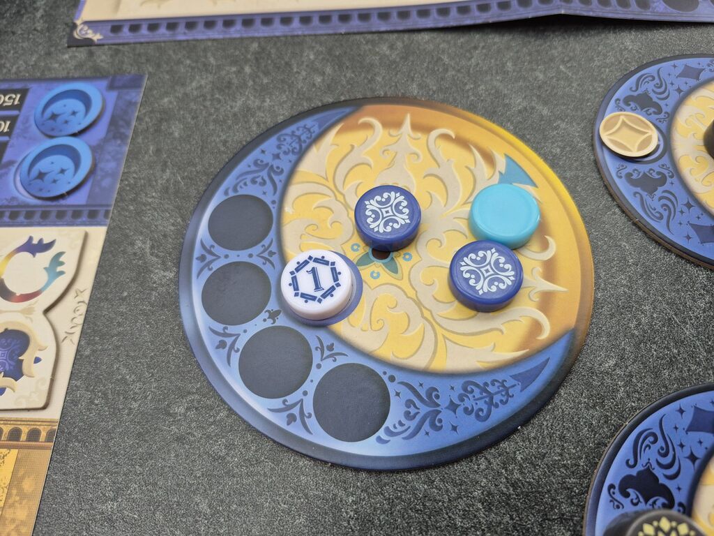 Auf dem Plättchen liegen zwei Spielsteine weniger.