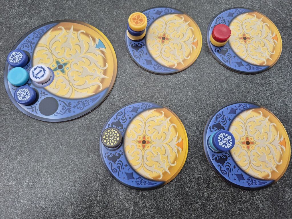 Plättchen und runde Spielsteine.