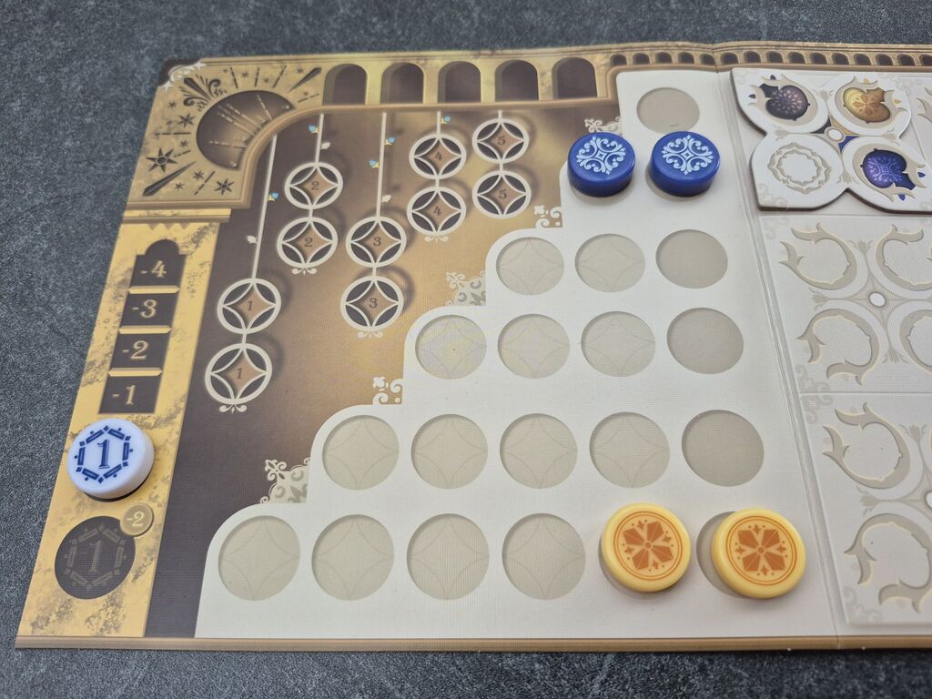 Ein Teil des Spielertableaus von "Azul Duel".