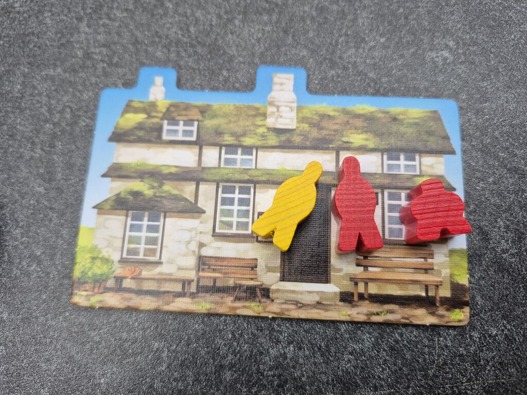 Der gelbe und die zwei roten Meeple liegen noch auf dem Pub-Plättchen.