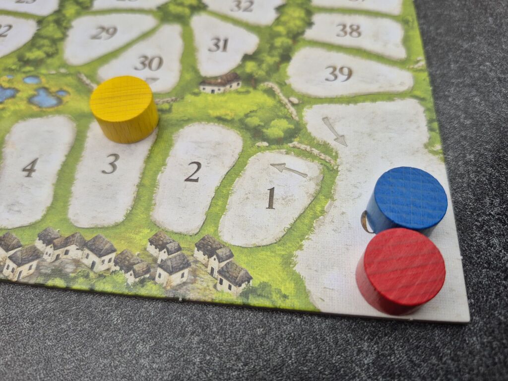 Drei Spielsteine stehen am Anfang einer Zählleiste.