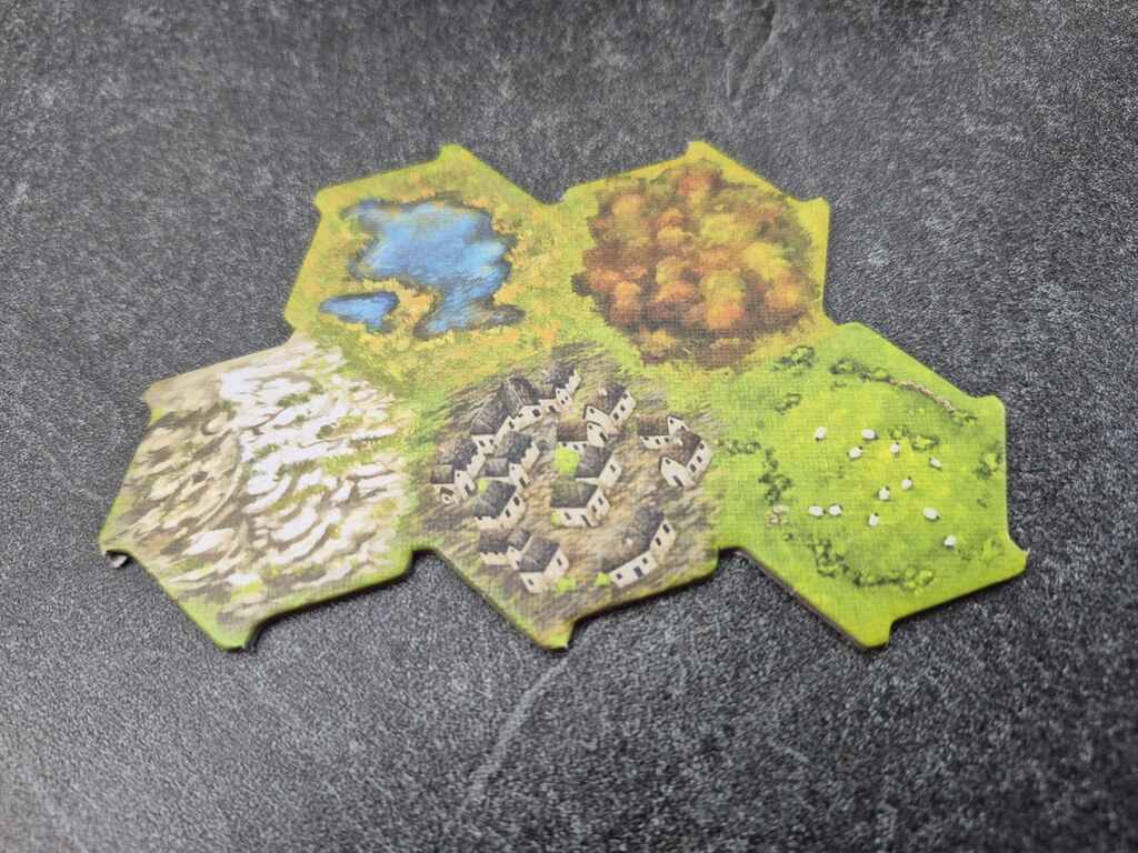 Ein Plättchen, mit fünf verschiedene Landschaften auf sechseckigen Feldern.