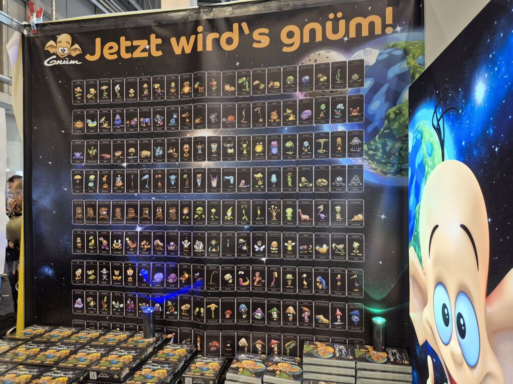 Eine Werbewand mit vielen kleinen Bildern.