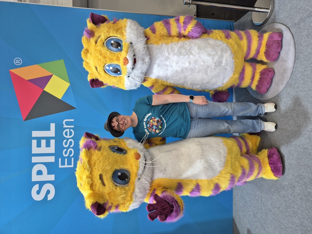 Eine Frau und zwei menschengroße Plüschkatzen