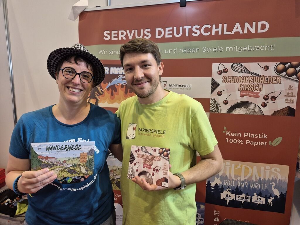 Ein Mann und eine Frau mit je einem Spiel in der Hand.