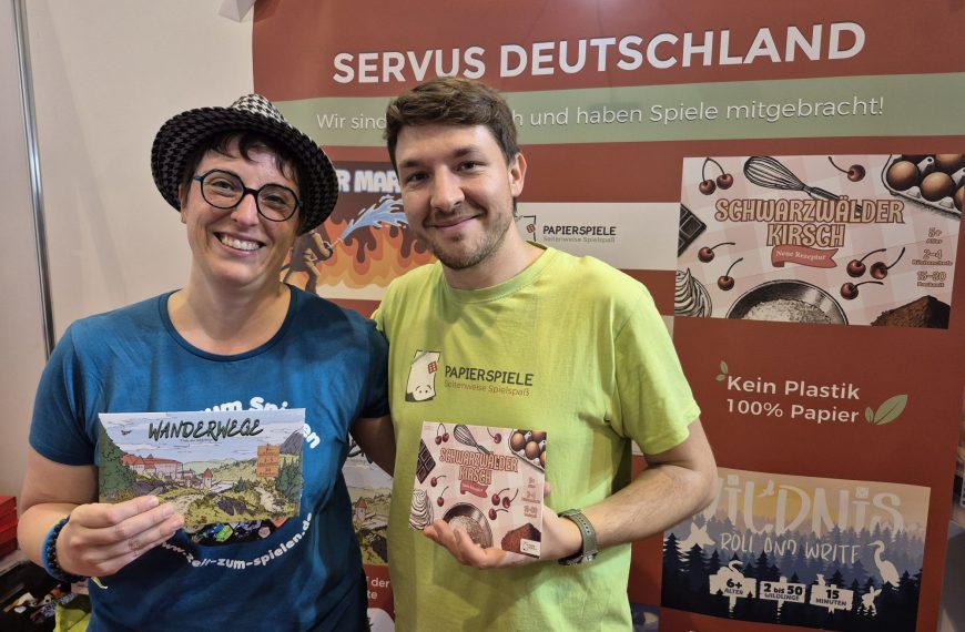 Ein Mann und eine Frau mit je einem Spiel in der Hand.