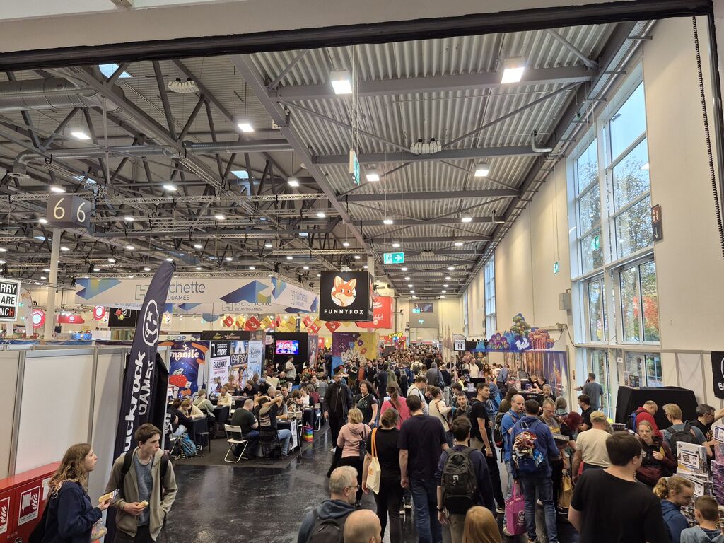 Menschen in einer Messehalle bei der SPIEL 2025.