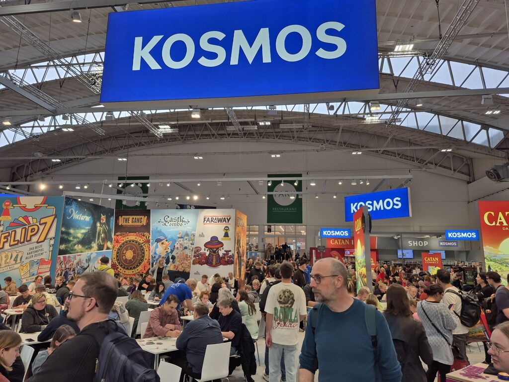 Menschen in einer der Hallen bei der SPIEL 2025.