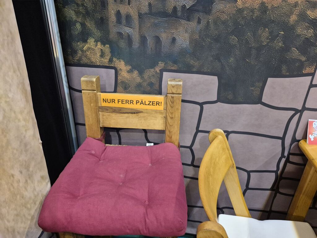 Ein Stuhl mit der Aufschrift "Nur ferr Pälzer".