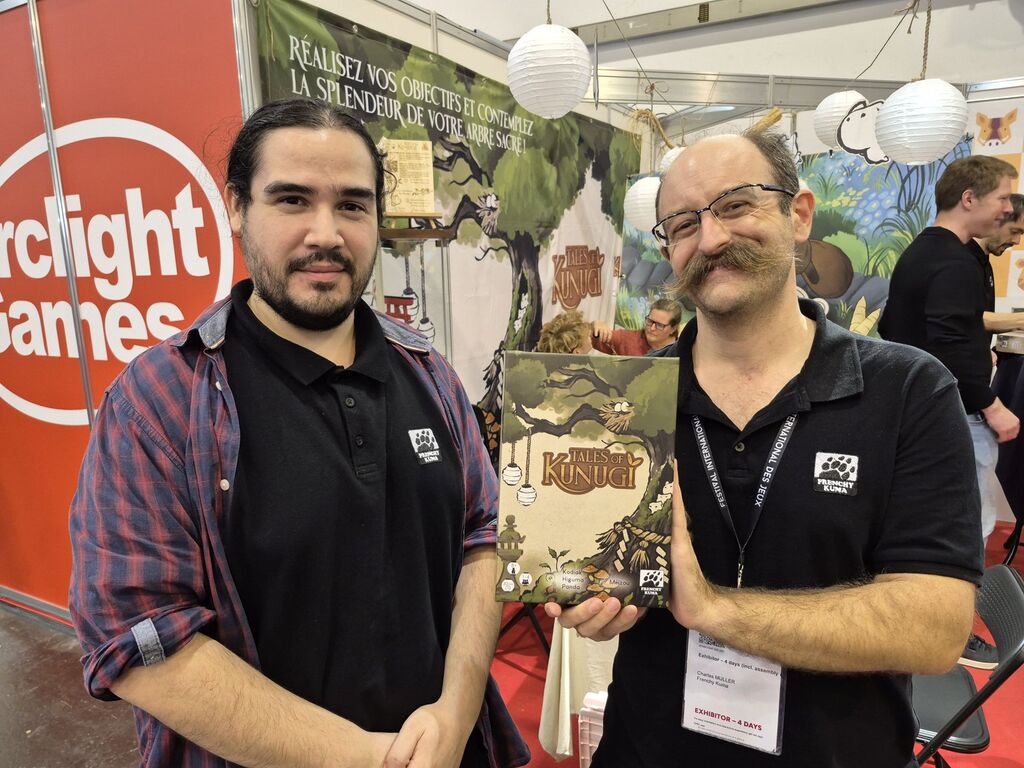 Zwei Männer mit einem Spiel.