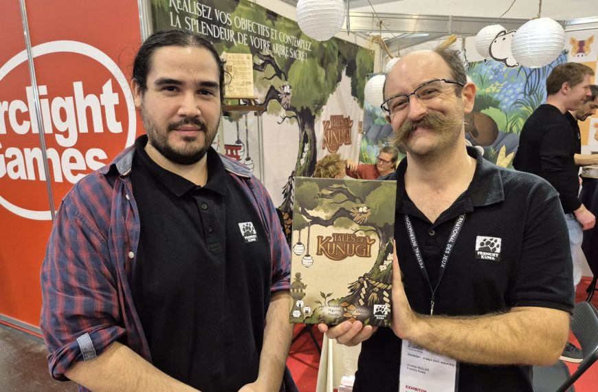 Zwei Männer mit einem Spiel.