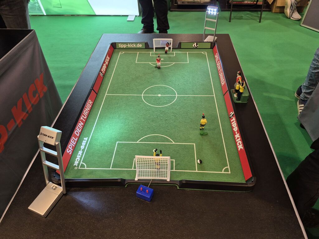 Spielmaterial von "Tipp-Kick".