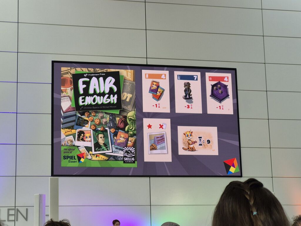 Das Cover von "Fair Enough" auf einer Videowand.