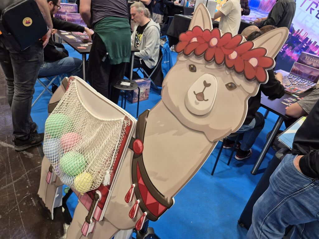 Ein Pappaufsteller-Lama mit einem Beutel voll Kugeln.