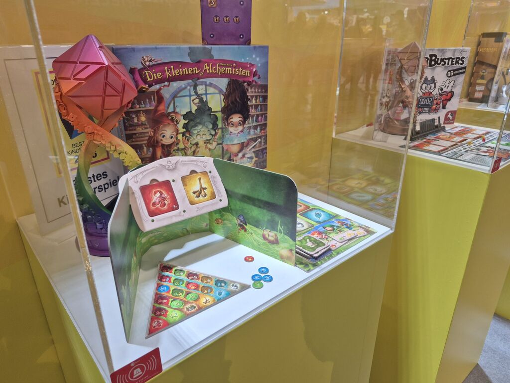 Spielmaterial und Pokal.