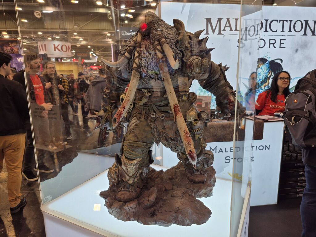 Als blutverschmiert bemalte Figur eines Zyklopenkriegers.