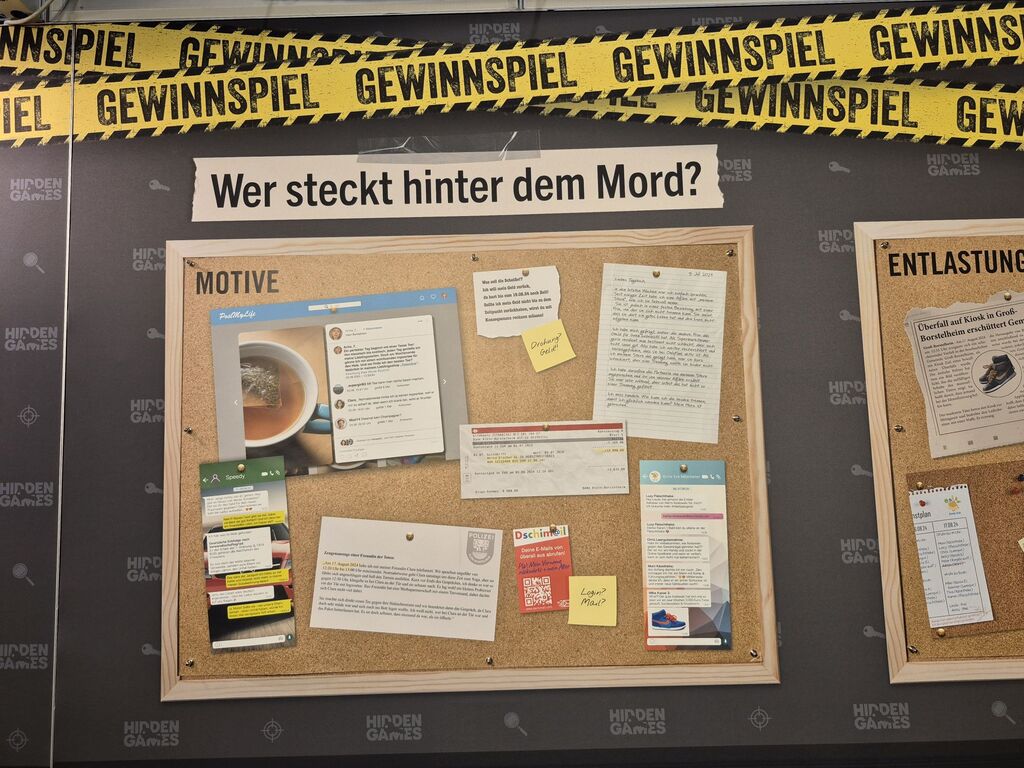 Eine Wand mit Zetteln und Text und Fotos.