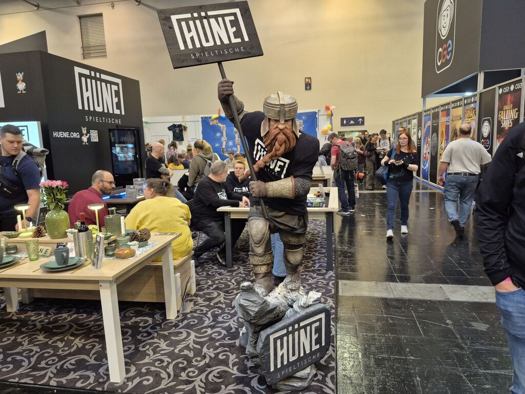 Eine lebensgroße Figur eines Mannes mit langem Bart und Helm.