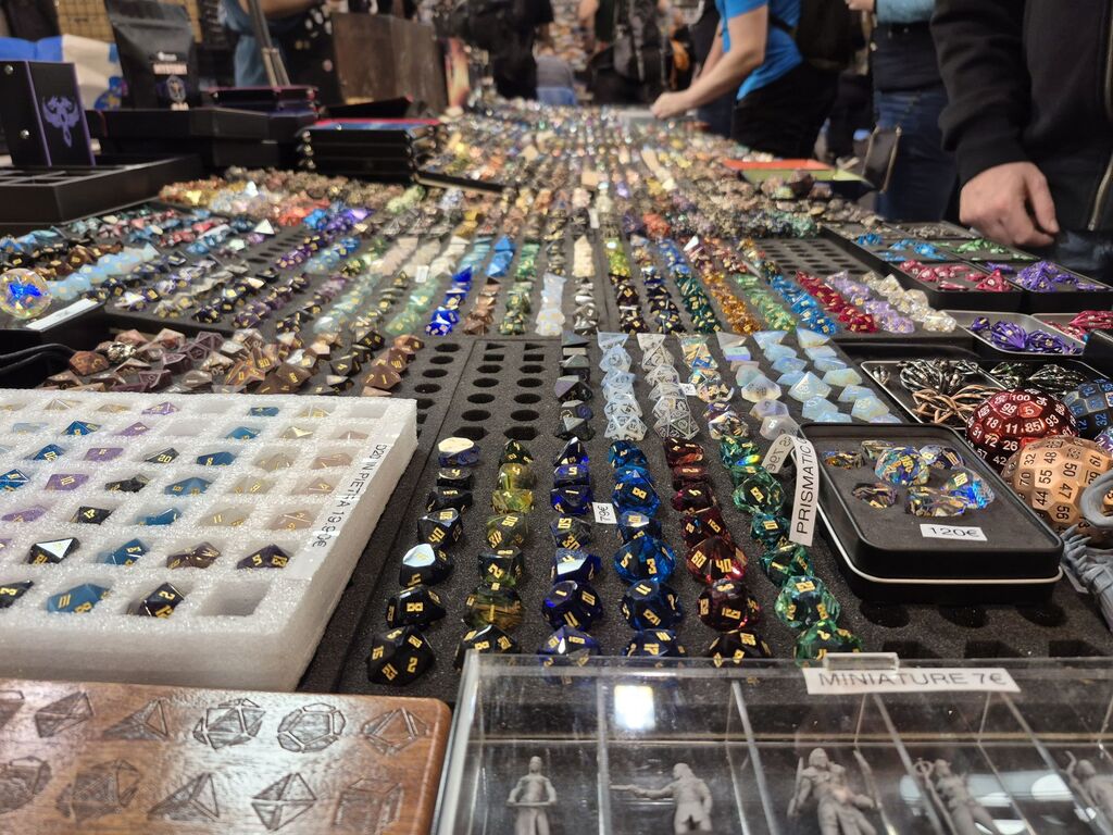 Standauslage mit zig Würfeln.