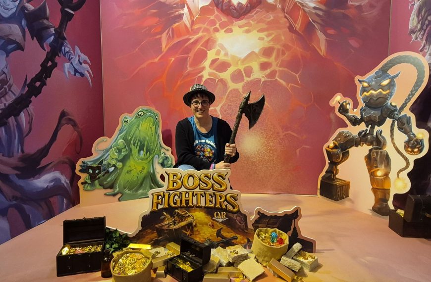 Eine Frau mit einer Axt in einer Spielkulisse.