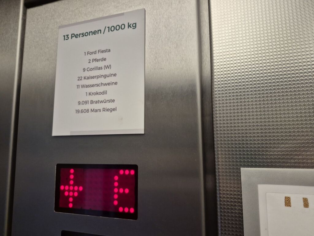 Ein Schild in einem Fahrstuhl.