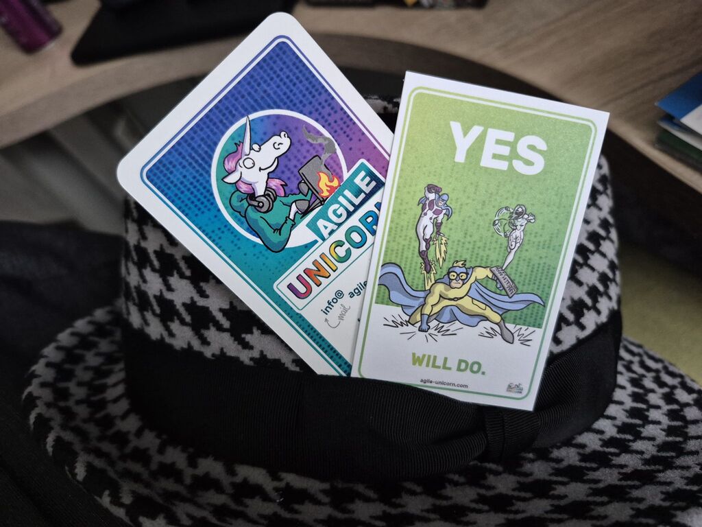 Zwei Karten stecken im Hutband.