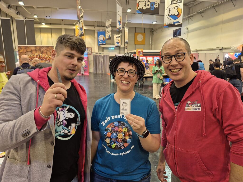 Zwei Männer und eine Frau, die eine Karte hält.