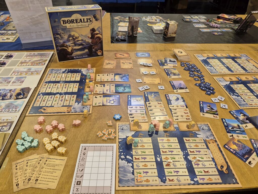 Spielmaterial von "Borealis" bei der Neuheitenschau bei der SPIEL 2025.