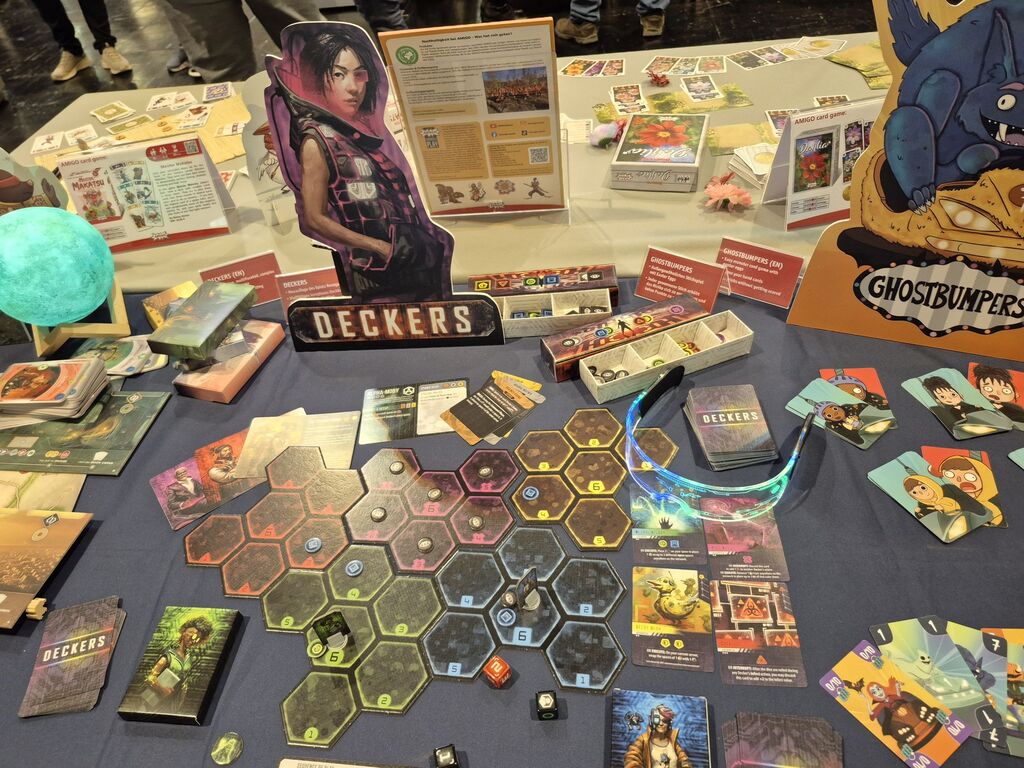 Spielmaterial bei der Neuheitenschau bei der SPIEL 2025.