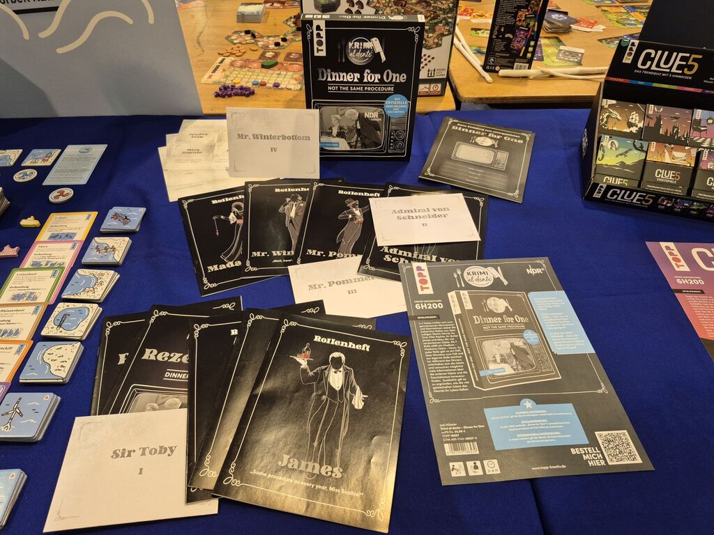 Spielmaterial für "Dinner for one".