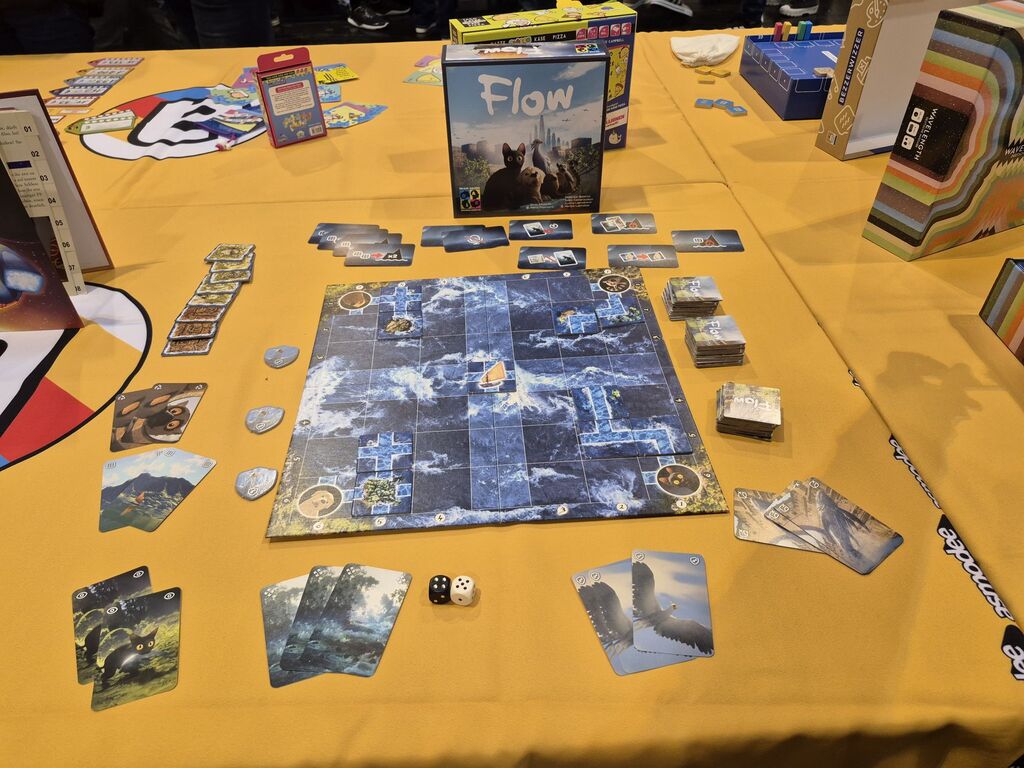 Spielmaterial von "Flow" bei der Neuheitenschau der SPIEL 2025.