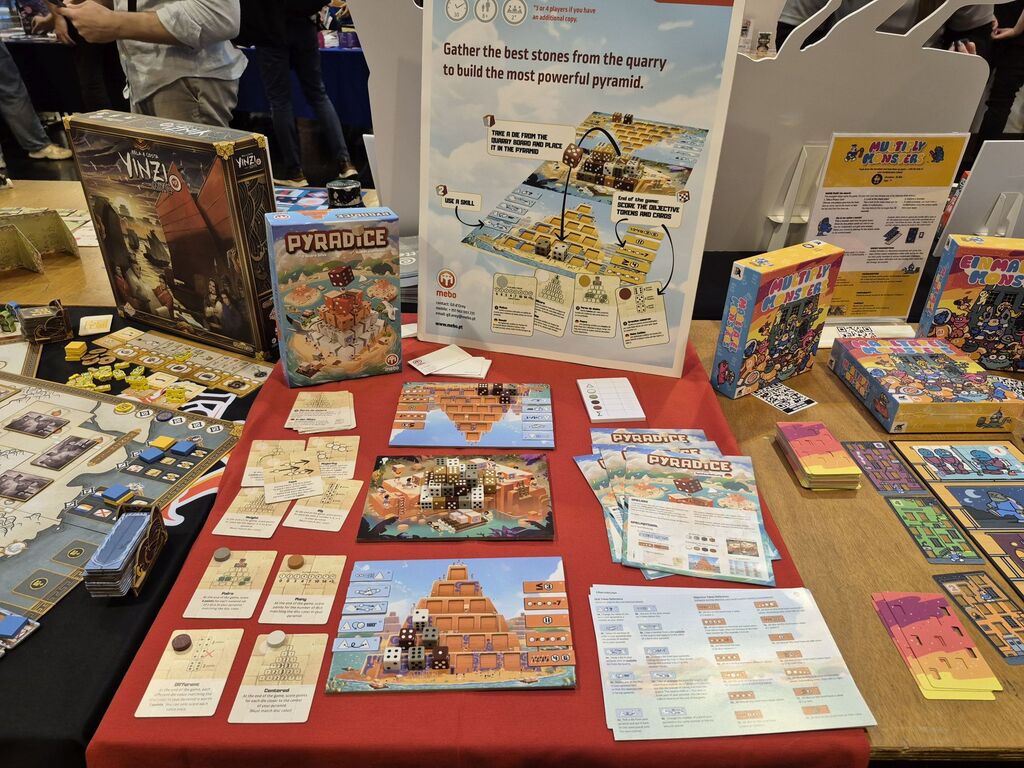 Spielmaterial von "Pyradice" bei der Neuheitenschau der SPIEL 2025.