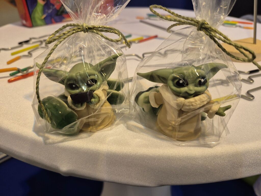 Zwei Figuren von Grogu.