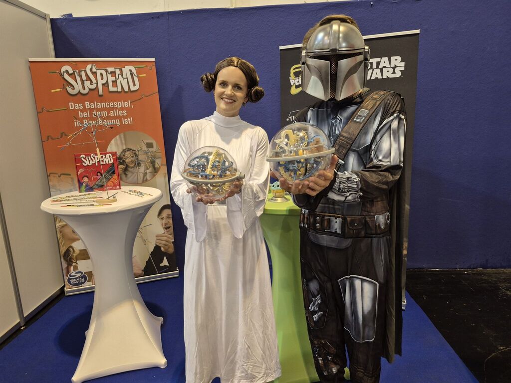Frau und Mann in Star-Wars-Kostüm.