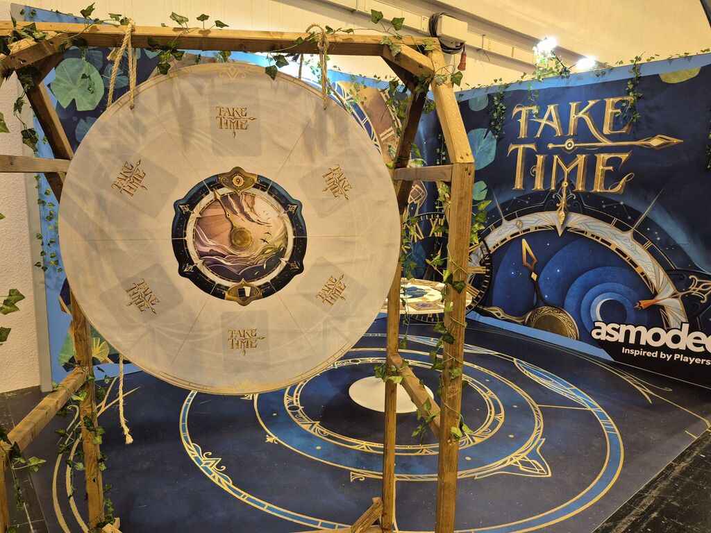 Eine Uhr vor dem Stand von "Take Time" bei der Neuheitenschau auf der SPIEL 2025