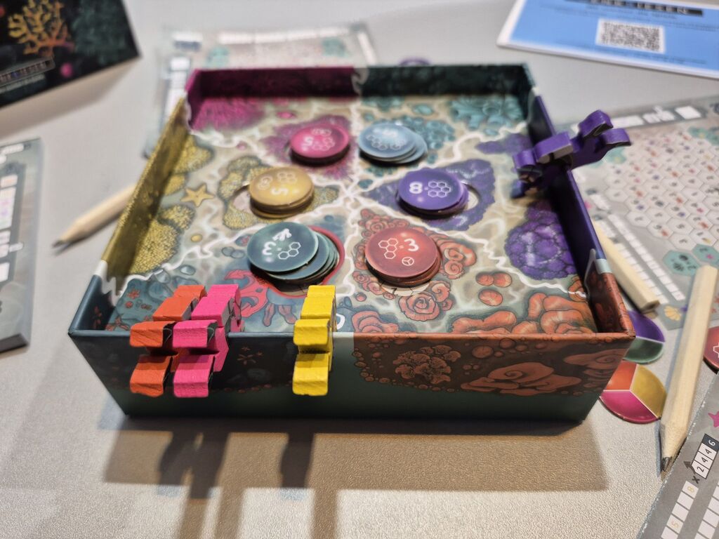 Spielmateria von "Velmohra" bei der Neuheitenschau auf der SPIEL 2025.