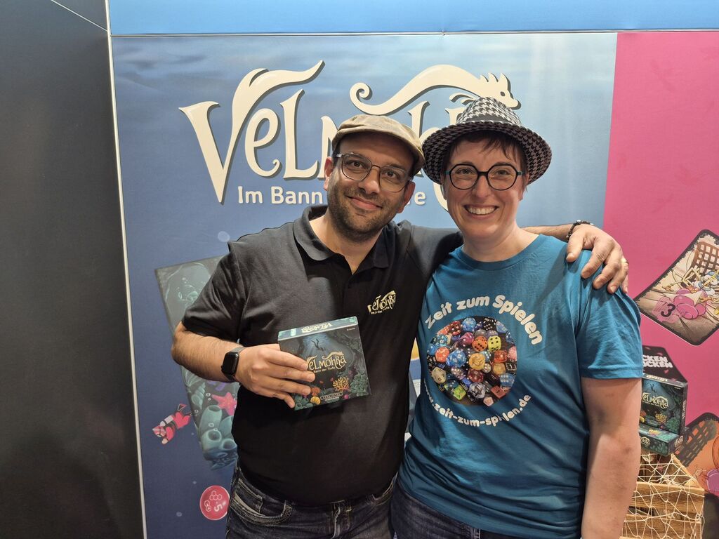 Ein Mann mit einem Spiel in der Hand und eine Frau.