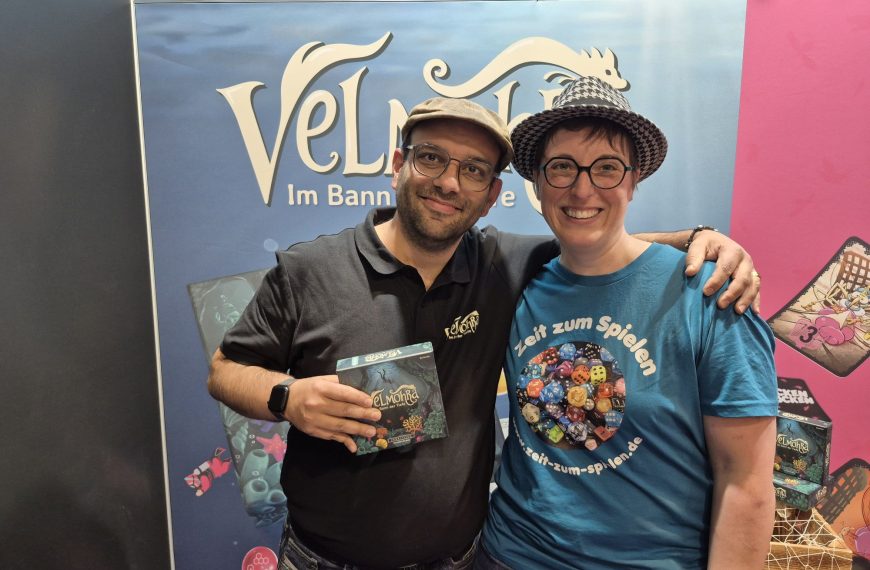Ein Mann mit einem Spiel in der Hand und eine Frau.
