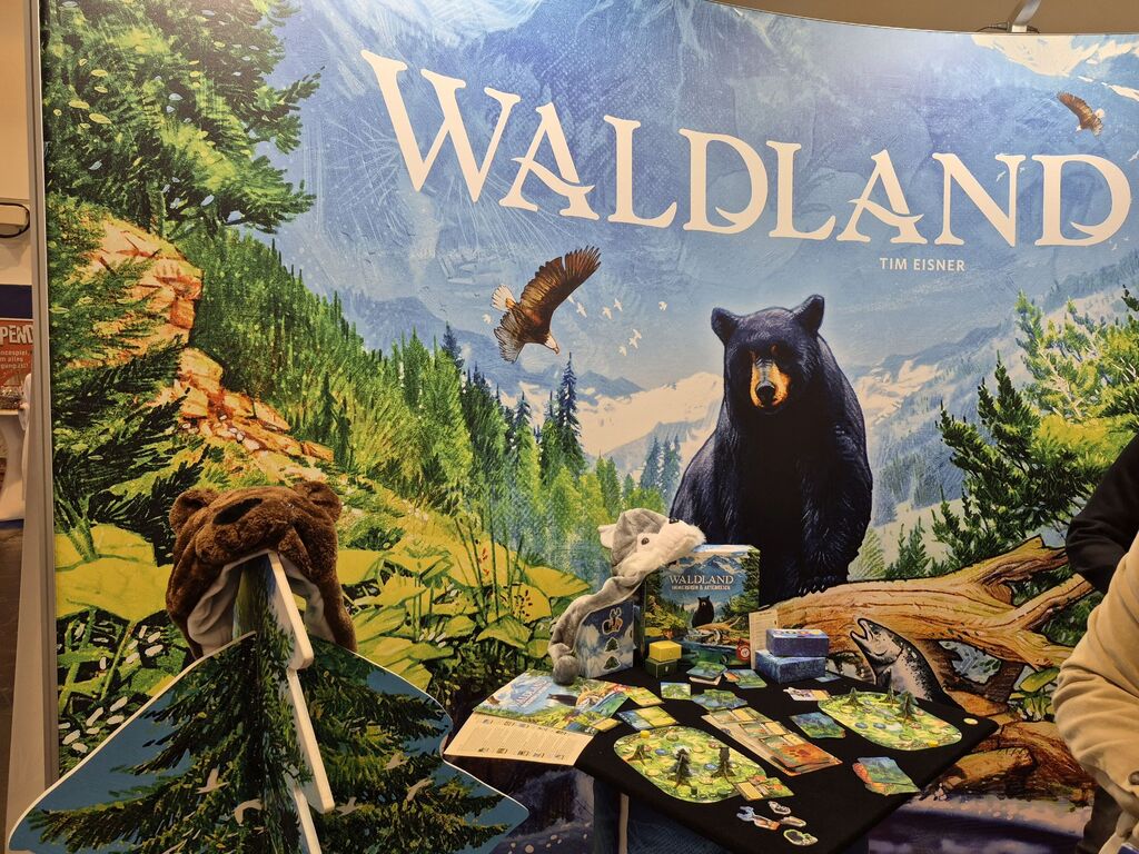 Werbewand von "Waldland" mit einem schwarzen Bären.