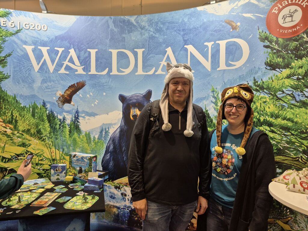 Ein Mann und eine Frau mit lustiger Tiermütze.